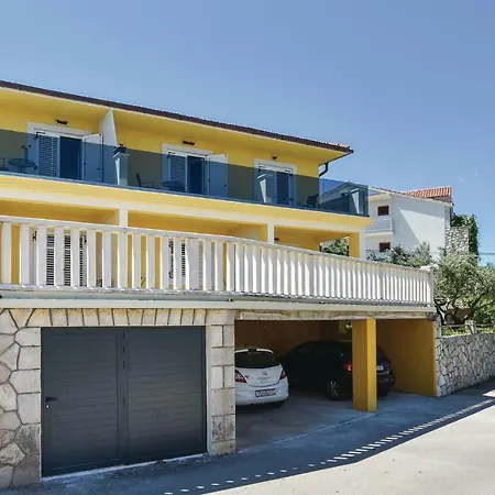 Two-bedroom In Jelsa דירה ילסה