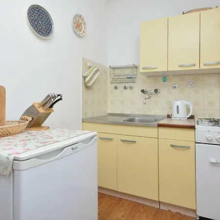 Two-bedroom In Jelsa דירה *